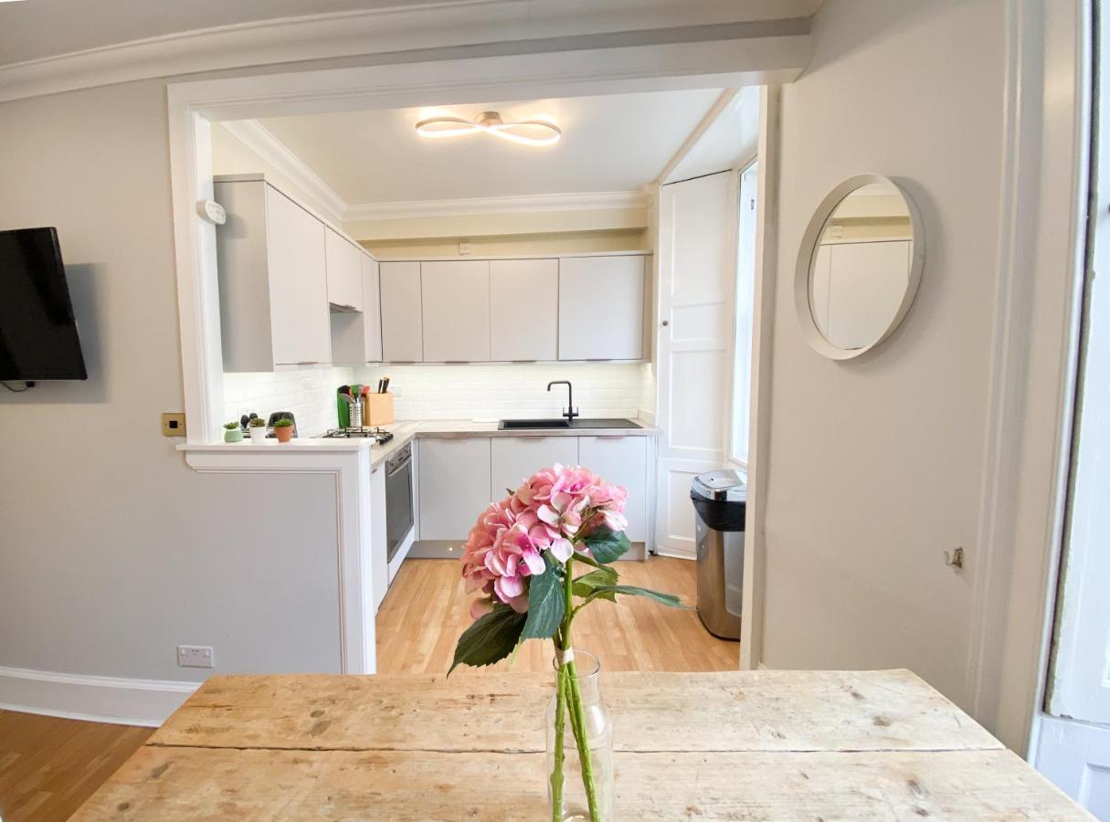 Rose Street's Hidden Treasure- 2bed Newly Refurbished Appartamento Edimburgo